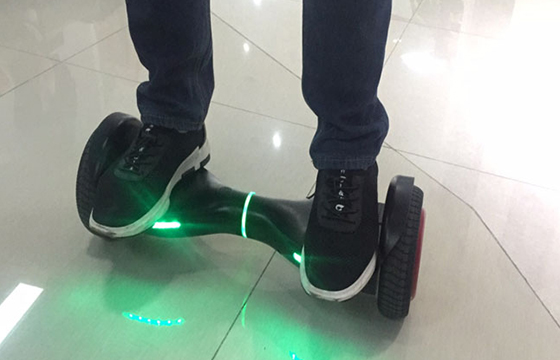 Inmotion Hoverboard D2: The Lightweight Smart Self-Balancing Board